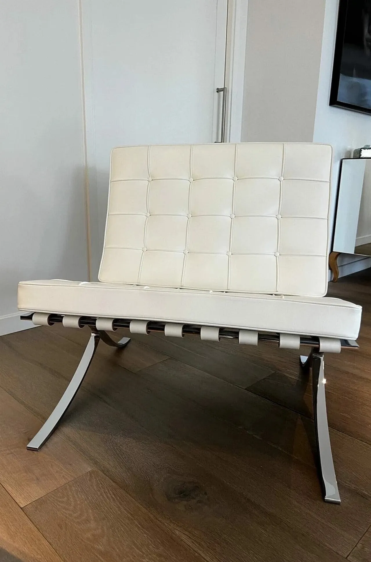 Barcelona Relax armchair  white Venezia leather, 2000s 24