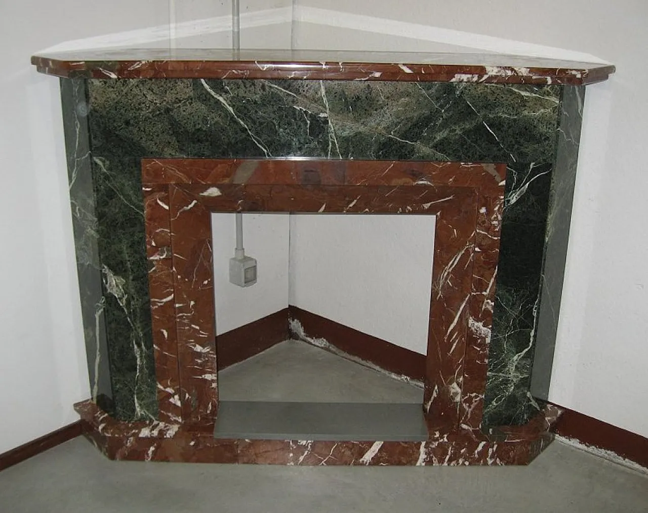 Camino in marmo ad angolo, anni '30 1