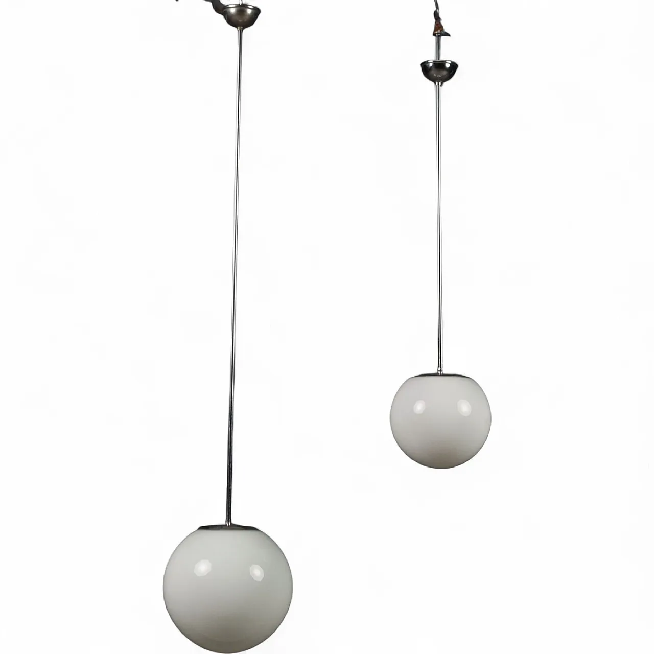 Coppia di lampadari struttura in metallo e diffusore in vetro, '900 11