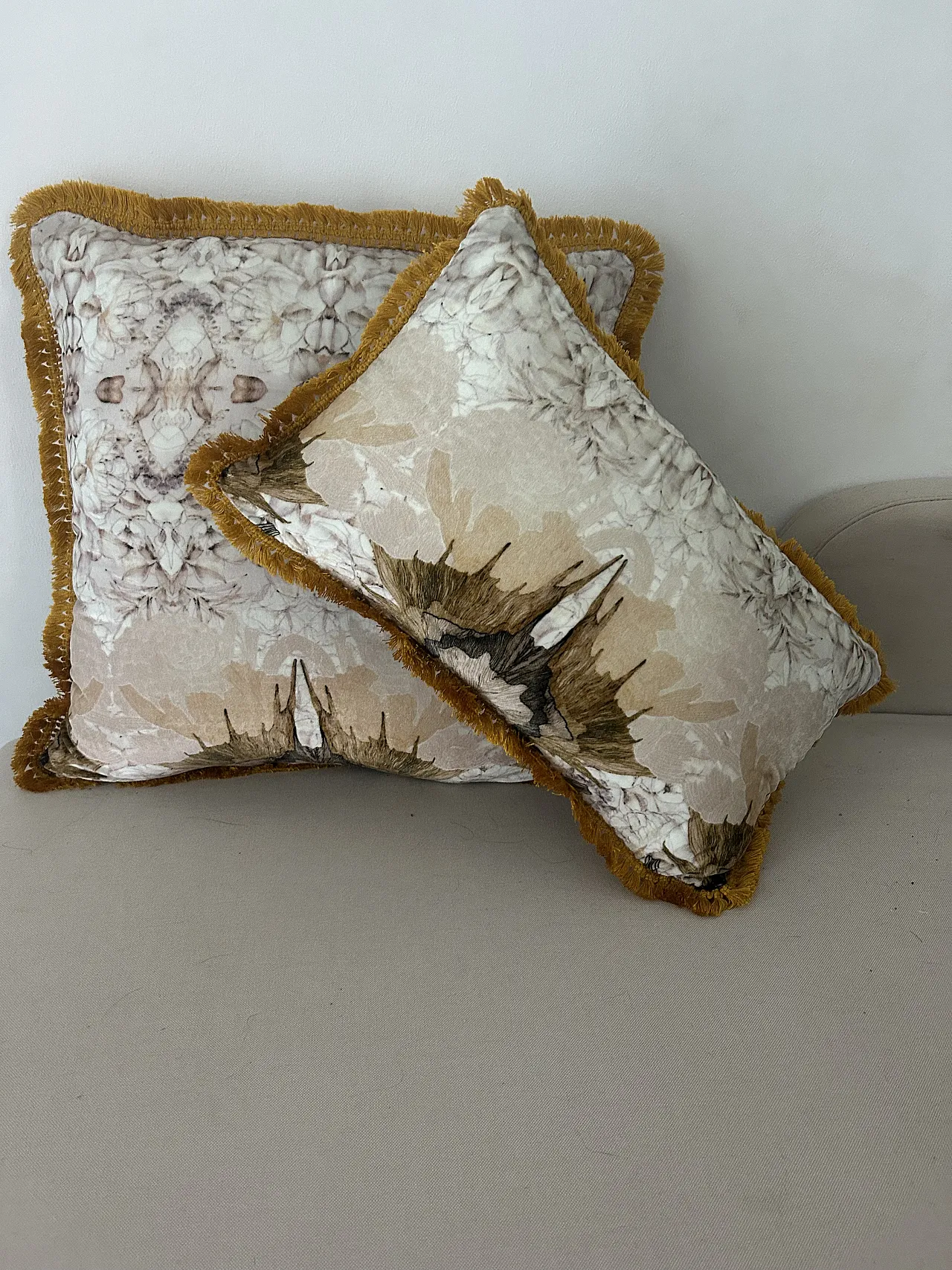 Cuscino decorativo con motivo ornato e frange 4