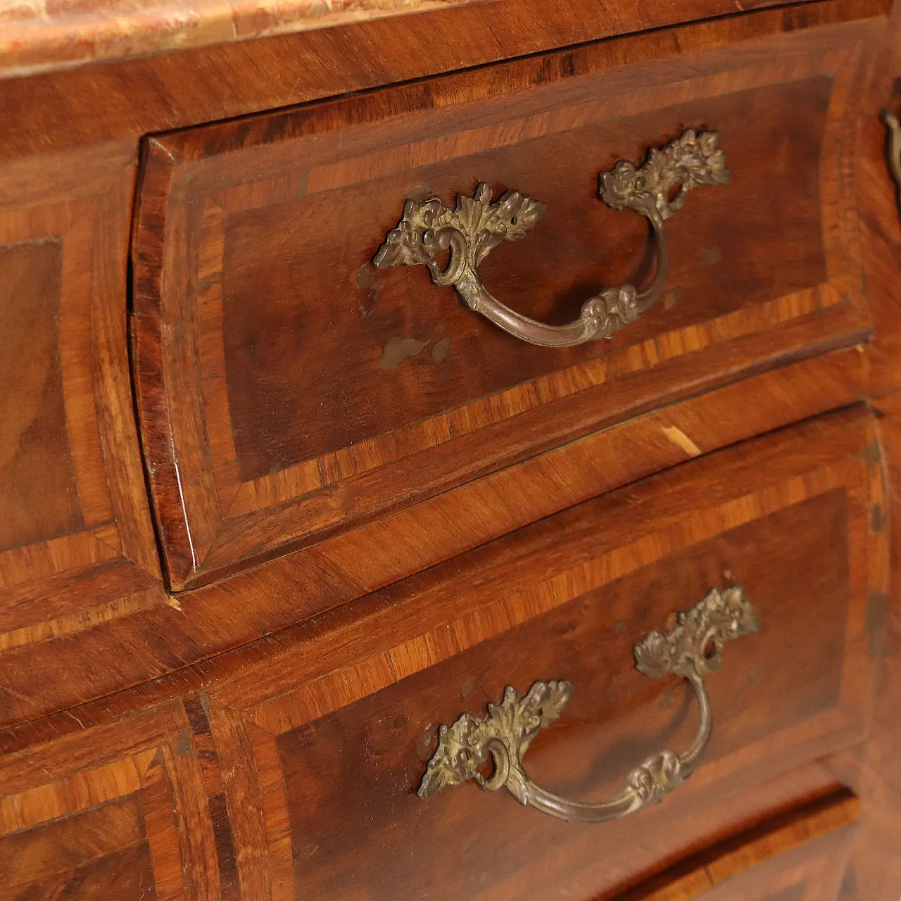 Comò in stile tardo barocco lastronato in noce, primo '900 6
