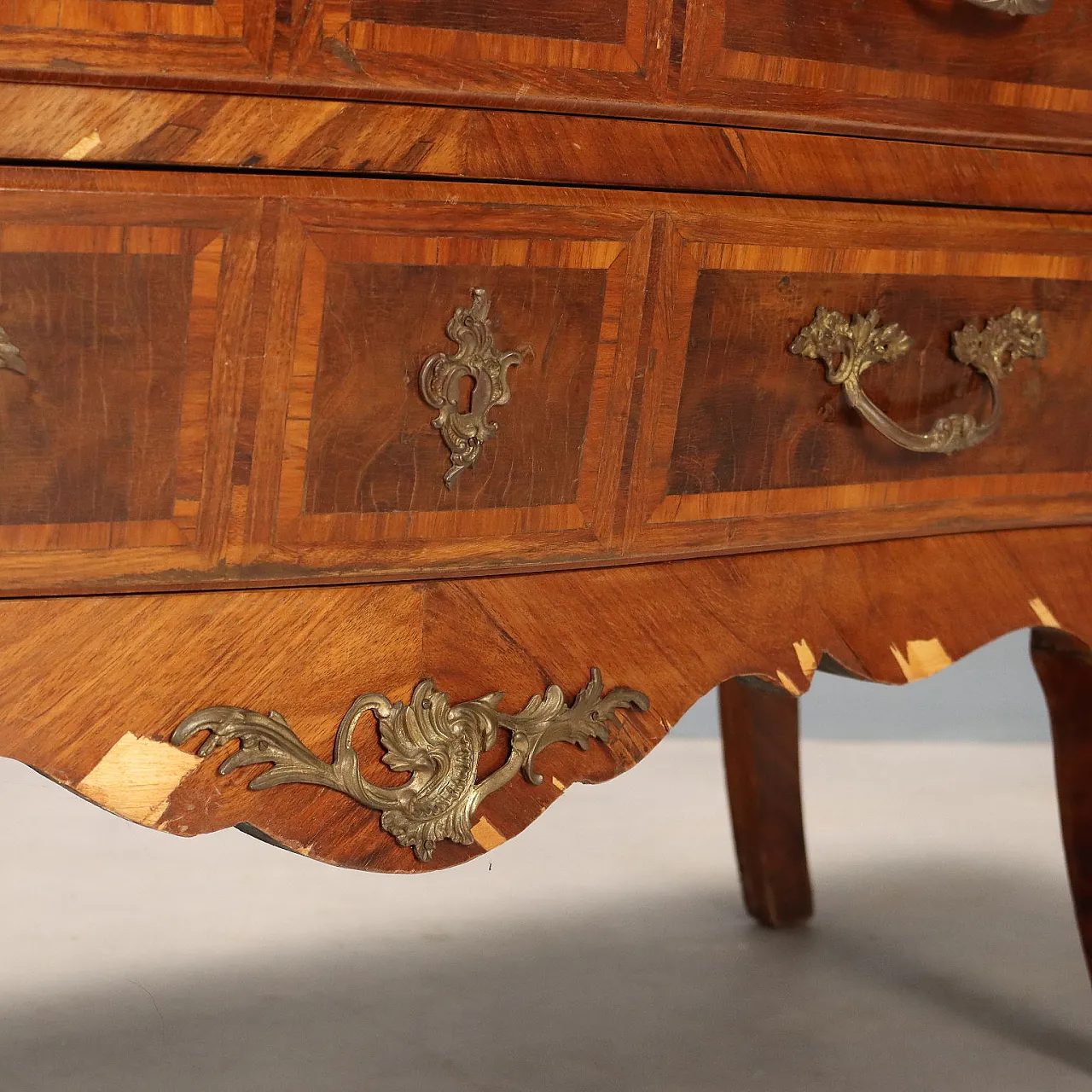 Comò in stile tardo barocco lastronato in noce, primo '900 7