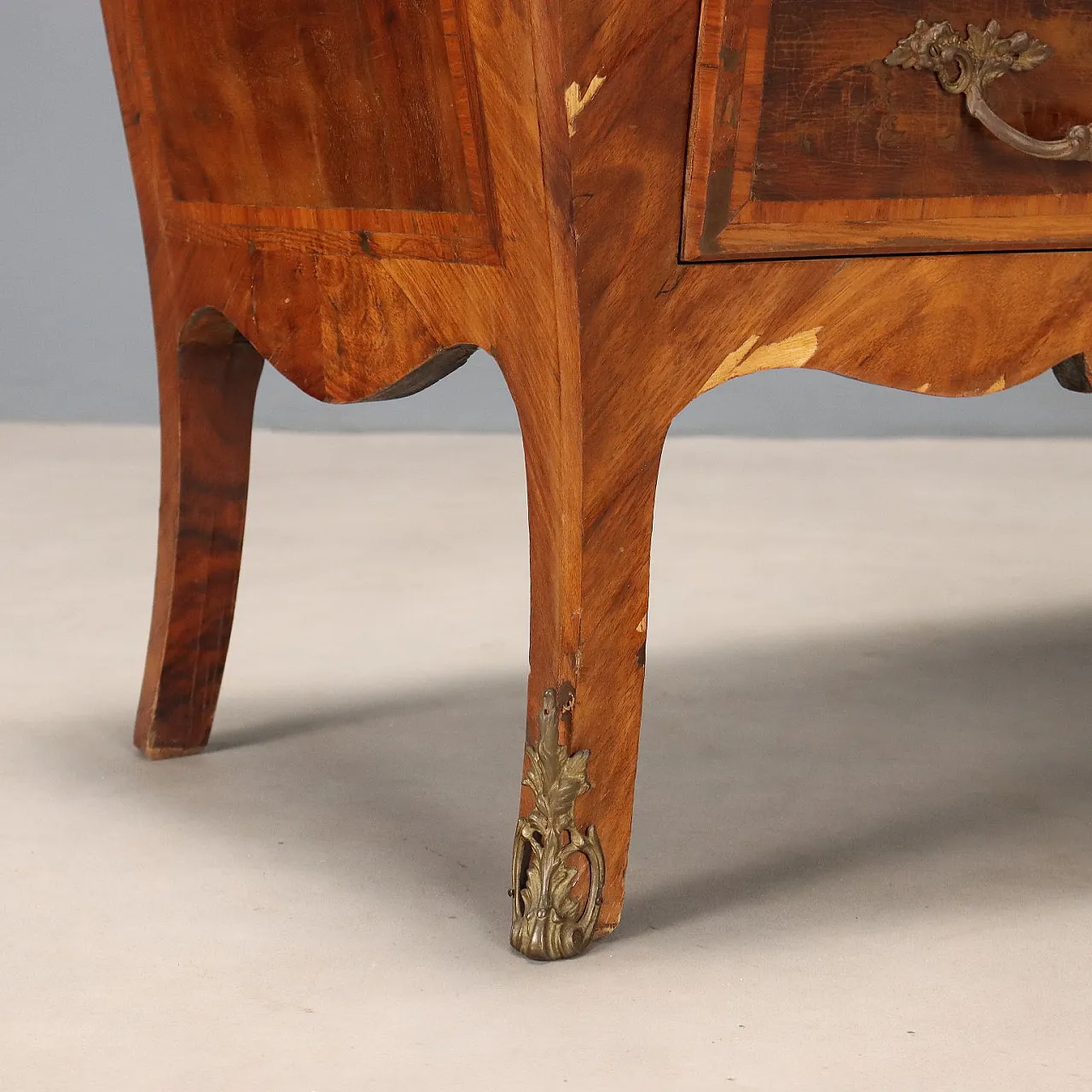 Comò in stile tardo barocco lastronato in noce, primo '900 8