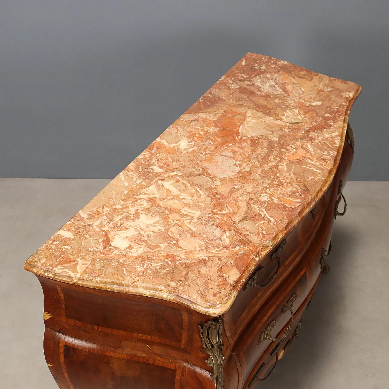 Comò in stile tardo barocco lastronato in noce, primo '900 9