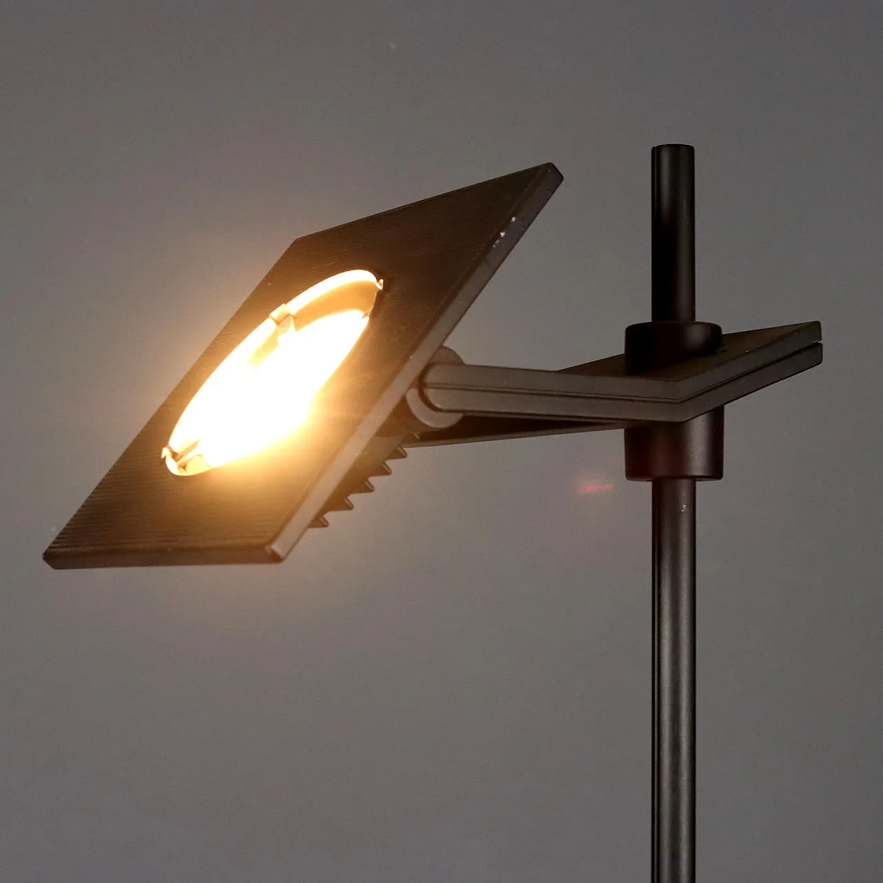 Lampada da terra in metallo laccato con luce regolabile, '900 4