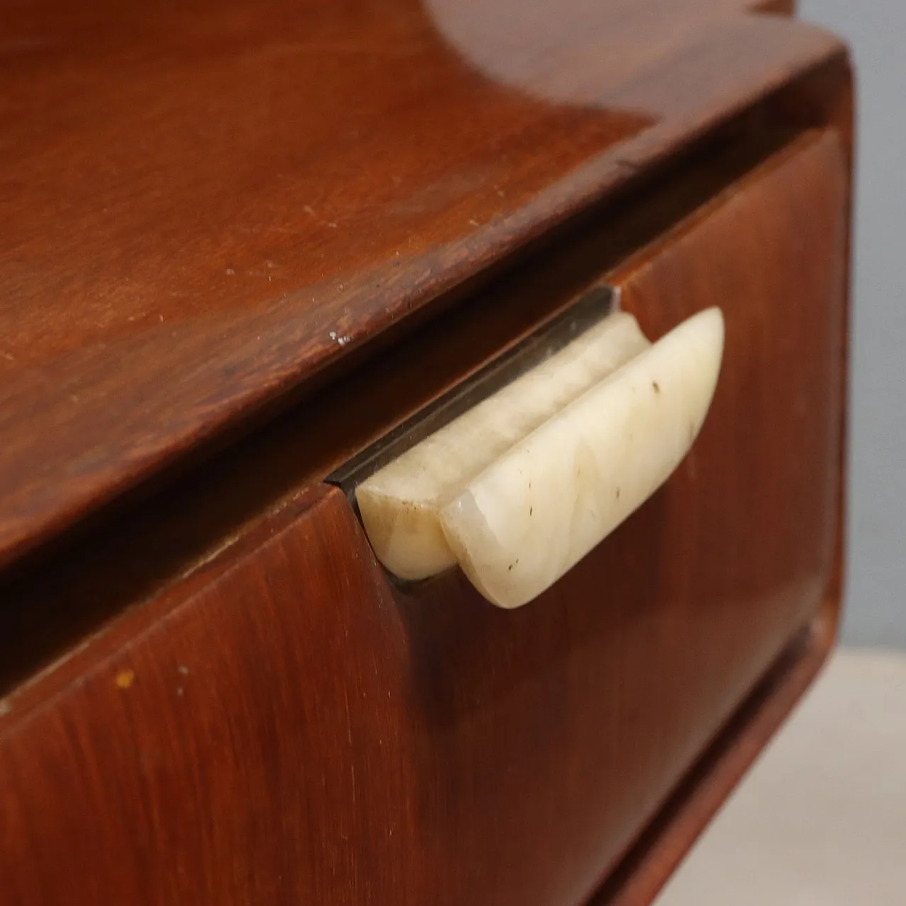 Pair of mahogany, glass and onyx bedside tables, 20th century 5