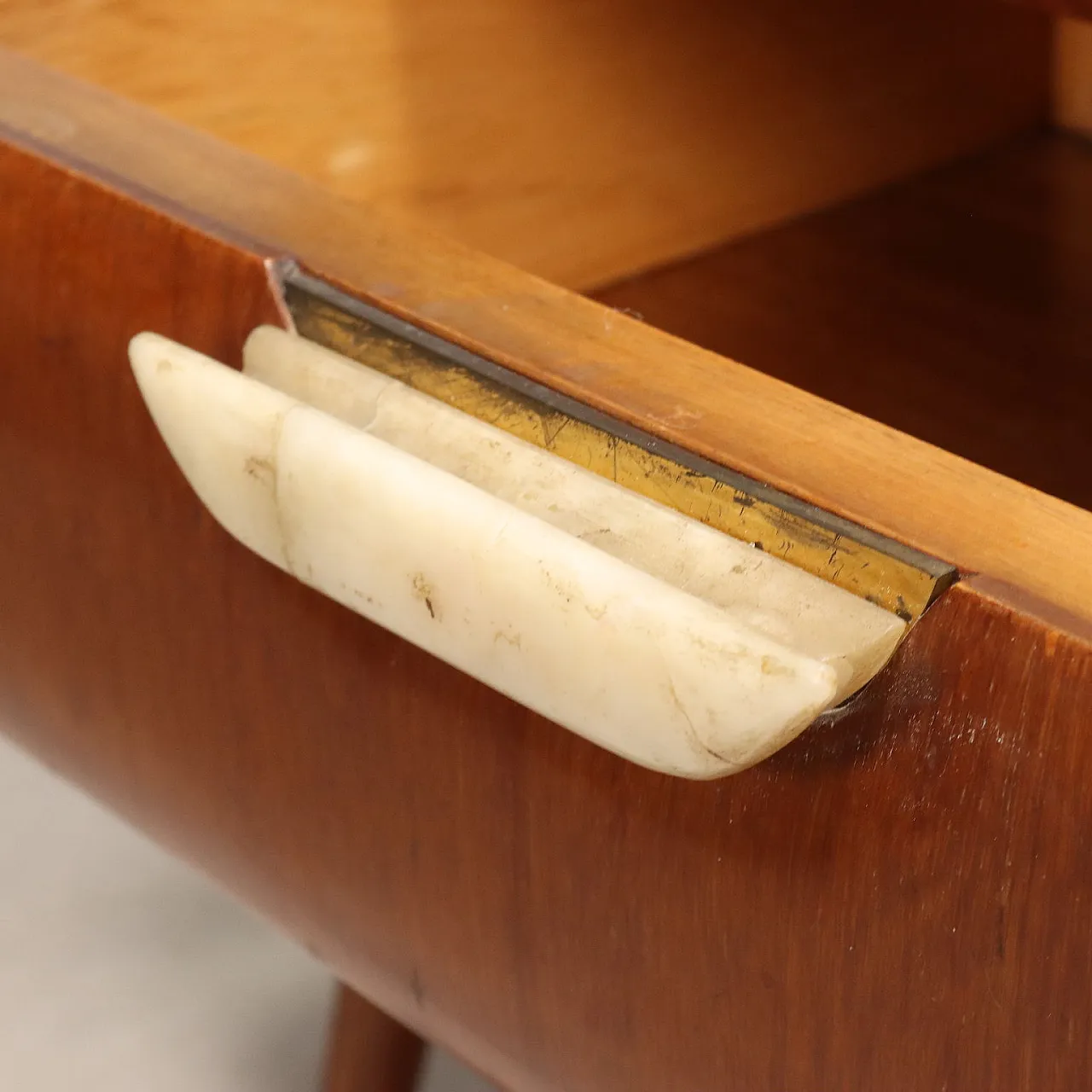 Pair of mahogany, glass and onyx bedside tables, 20th century 6