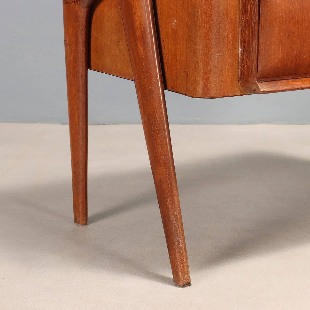Pair of mahogany, glass and onyx bedside tables, 20th century 8
