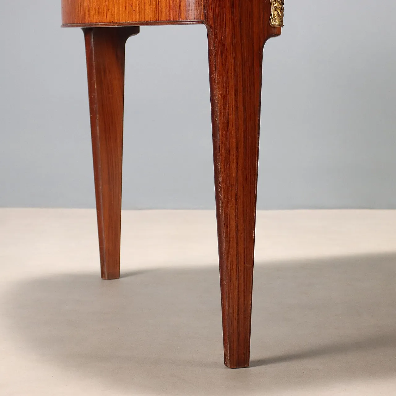 Tavolo da pranzo in legno, ottone e vetro, '900 7