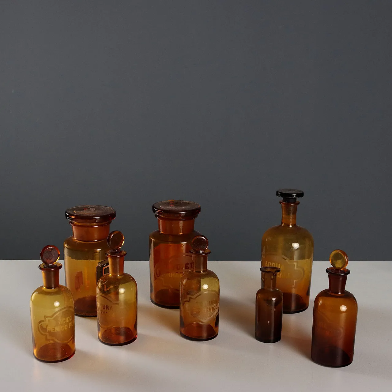 8 barattoli e bottiglie da farmacia in vetro ambrato, '900 1