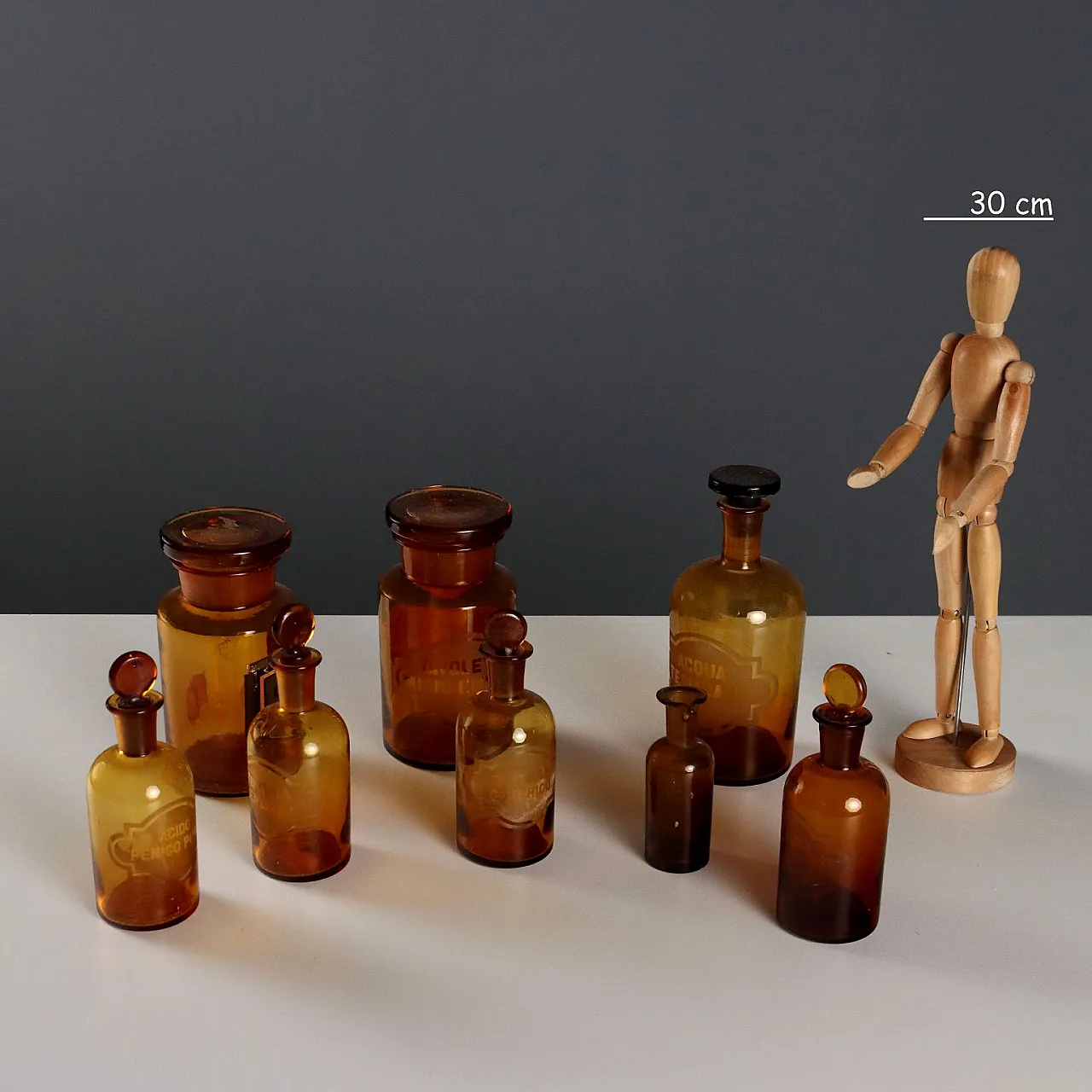 8 barattoli e bottiglie da farmacia in vetro ambrato, '900 2