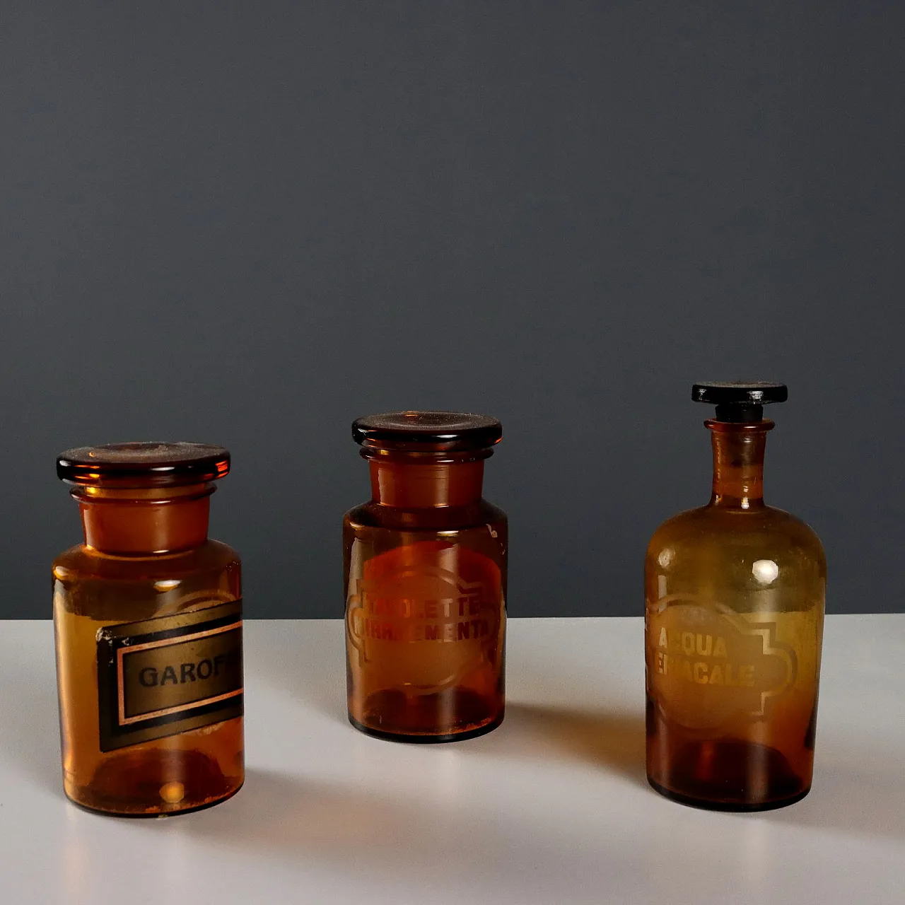 8 barattoli e bottiglie da farmacia in vetro ambrato, '900 3