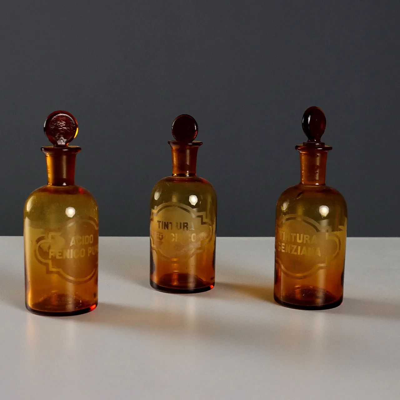 8 barattoli e bottiglie da farmacia in vetro ambrato, '900 4