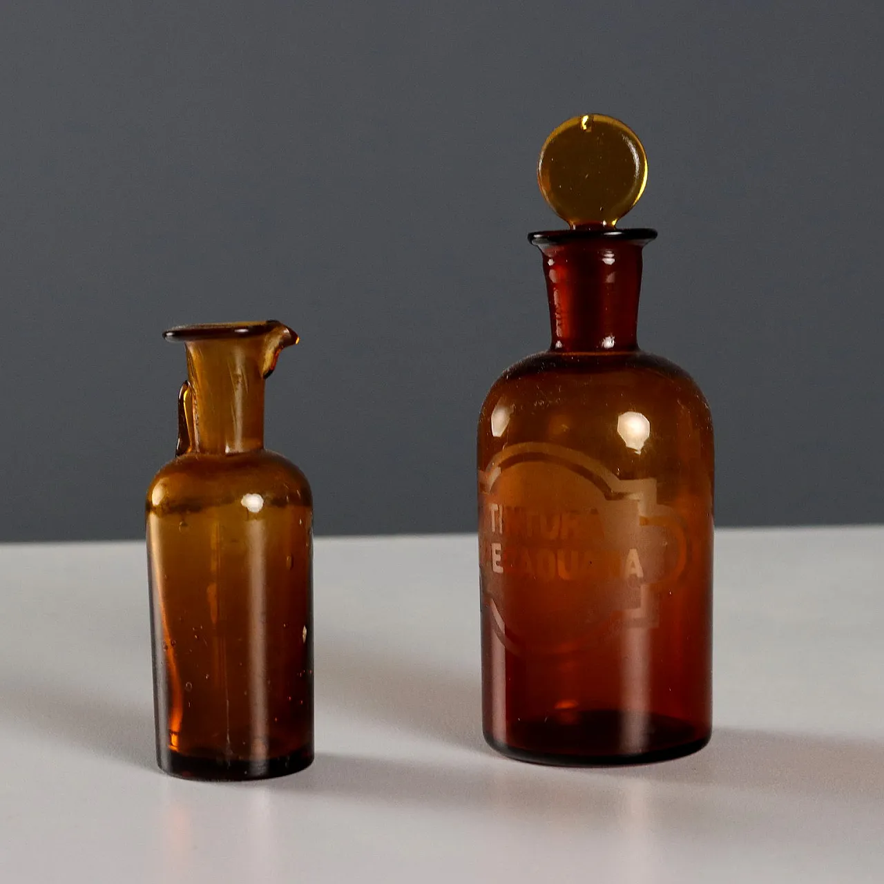 8 barattoli e bottiglie da farmacia in vetro ambrato, '900 5