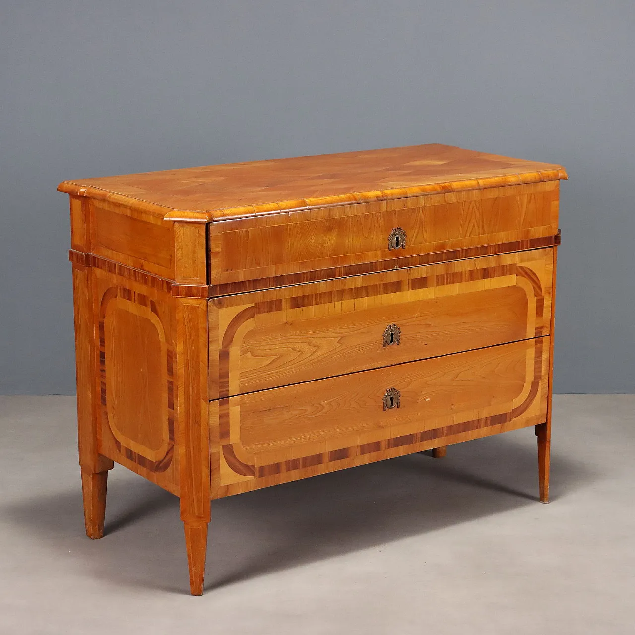 Chest of drawers in ash, maple and cherry, late 18th century 1