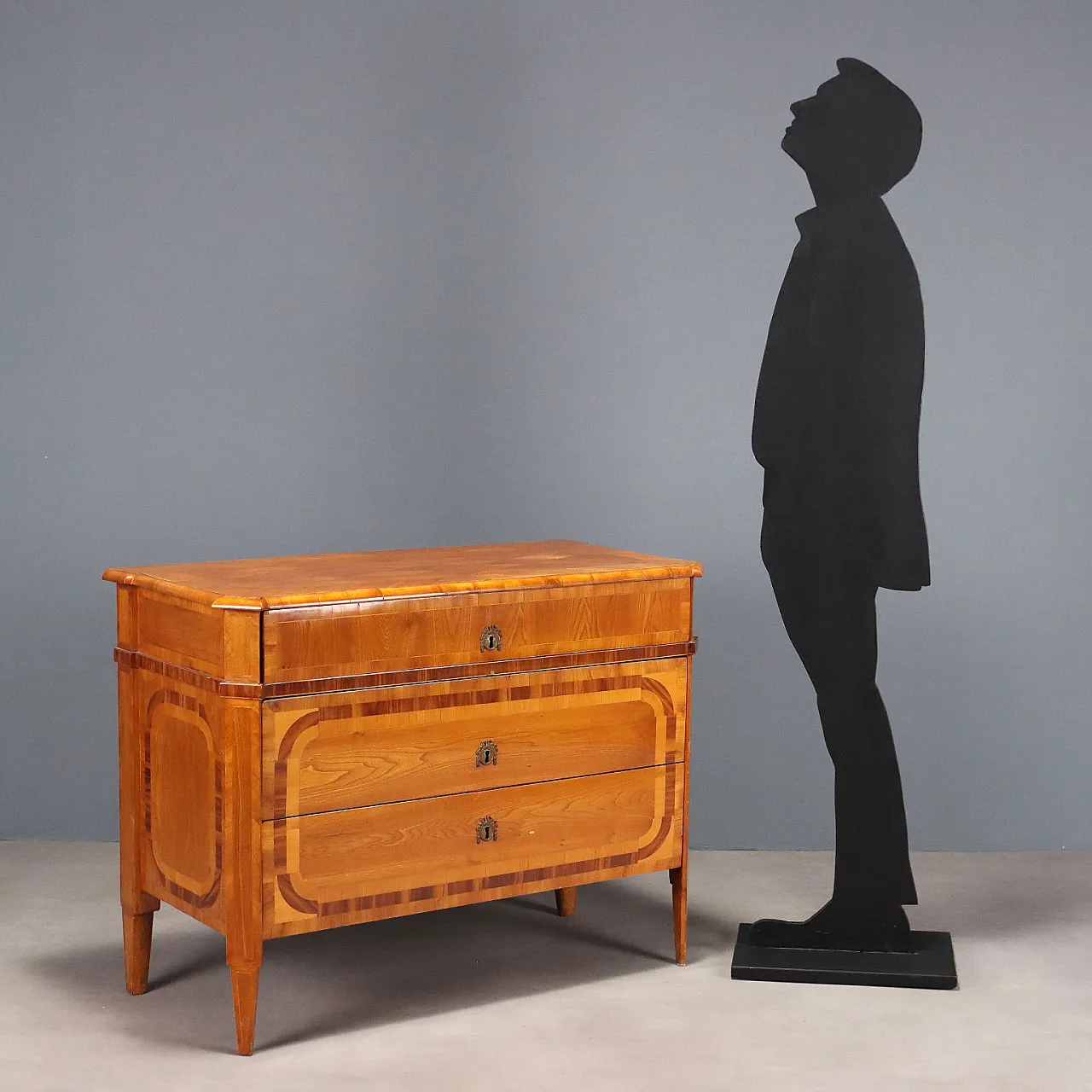 Chest of drawers in ash, maple and cherry, late 18th century 3