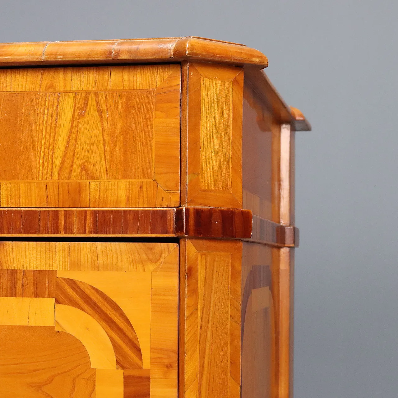Chest of drawers in ash, maple and cherry, late 18th century 4