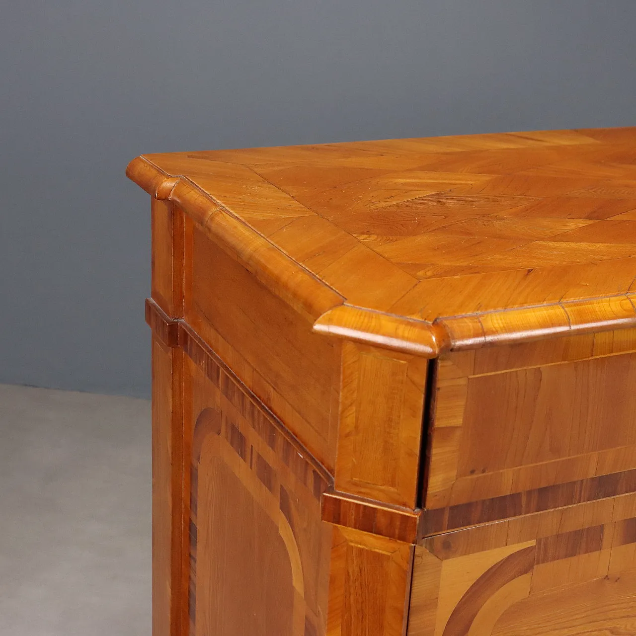 Chest of drawers in ash, maple and cherry, late 18th century 5
