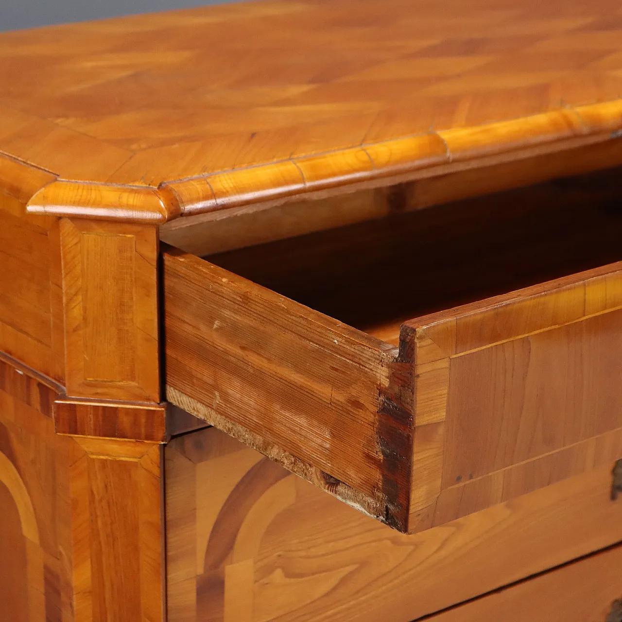 Chest of drawers in ash, maple and cherry, late 18th century 6