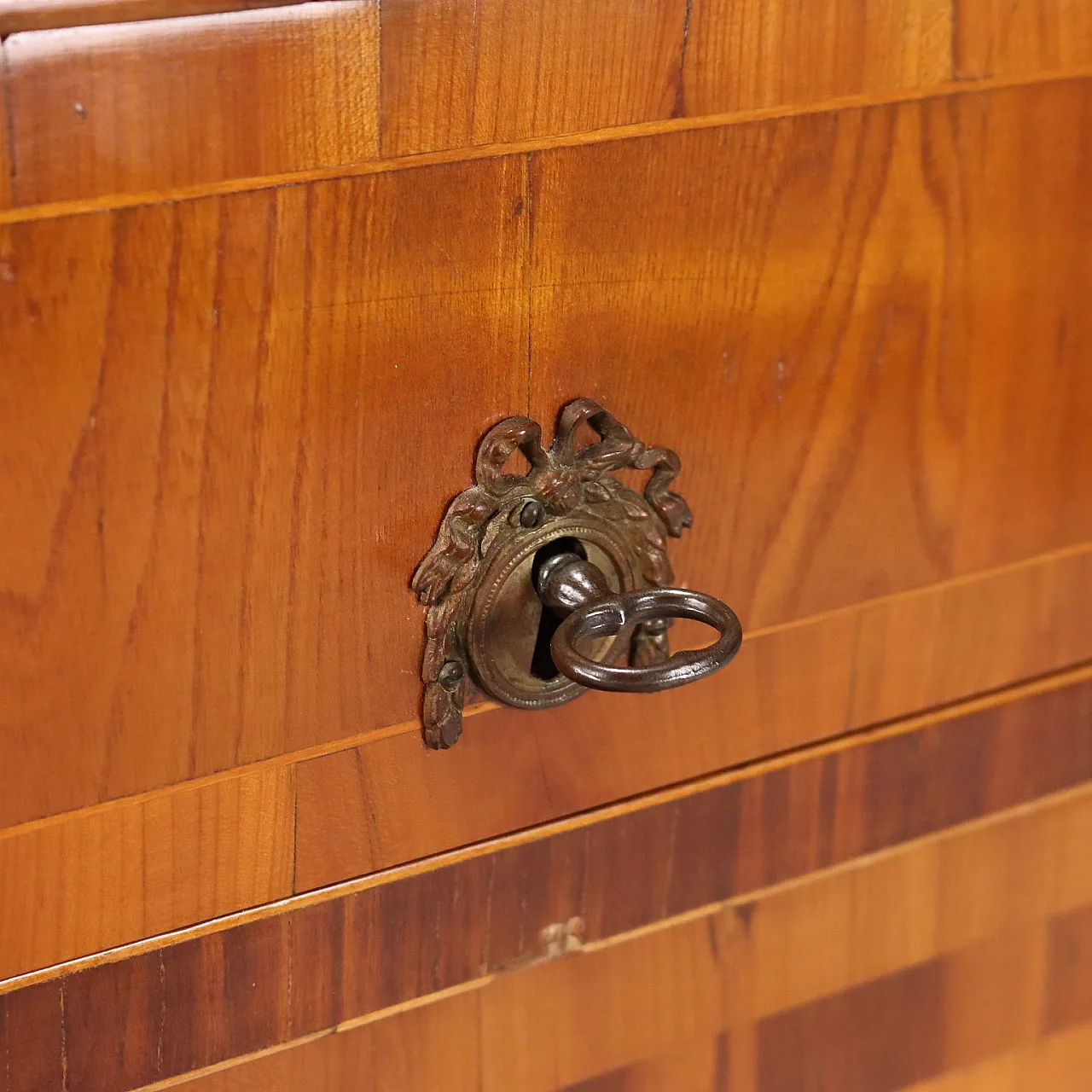 Chest of drawers in ash, maple and cherry, late 18th century 7