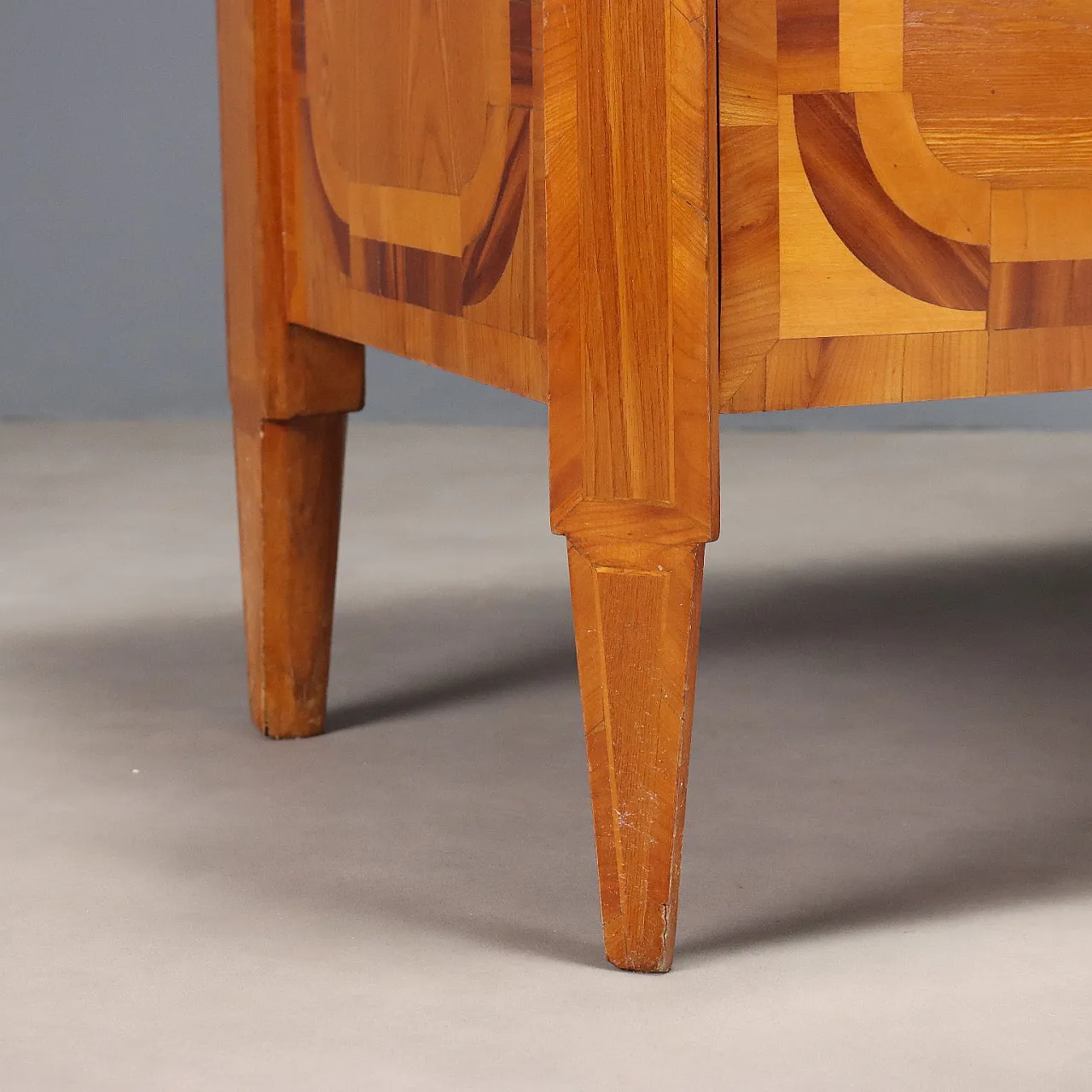 Chest of drawers in ash, maple and cherry, late 18th century 8