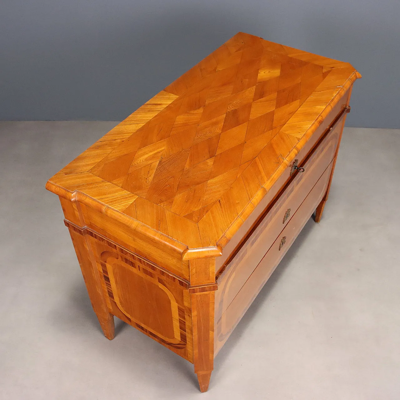 Chest of drawers in ash, maple and cherry, late 18th century 9