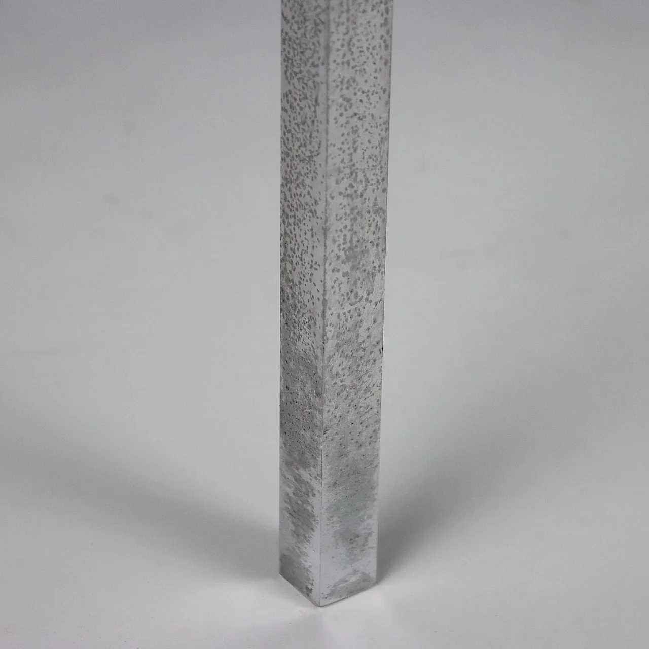 Tavolino quadrato in metallo cromato e vetro, anni '70 8