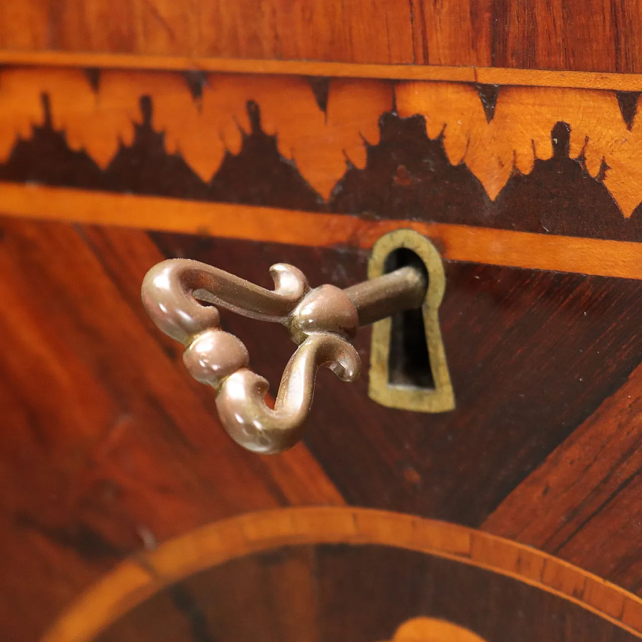 Coppia di cassettoni in noce e abete, '700 6