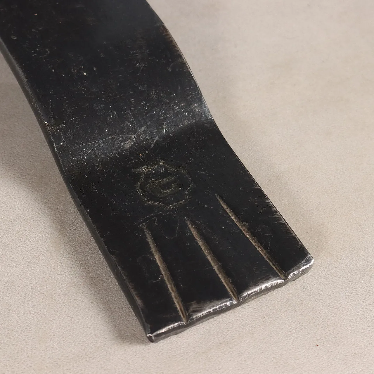 Tavolo con base in metallo e impiallacciatura in legno esotico, '900 8