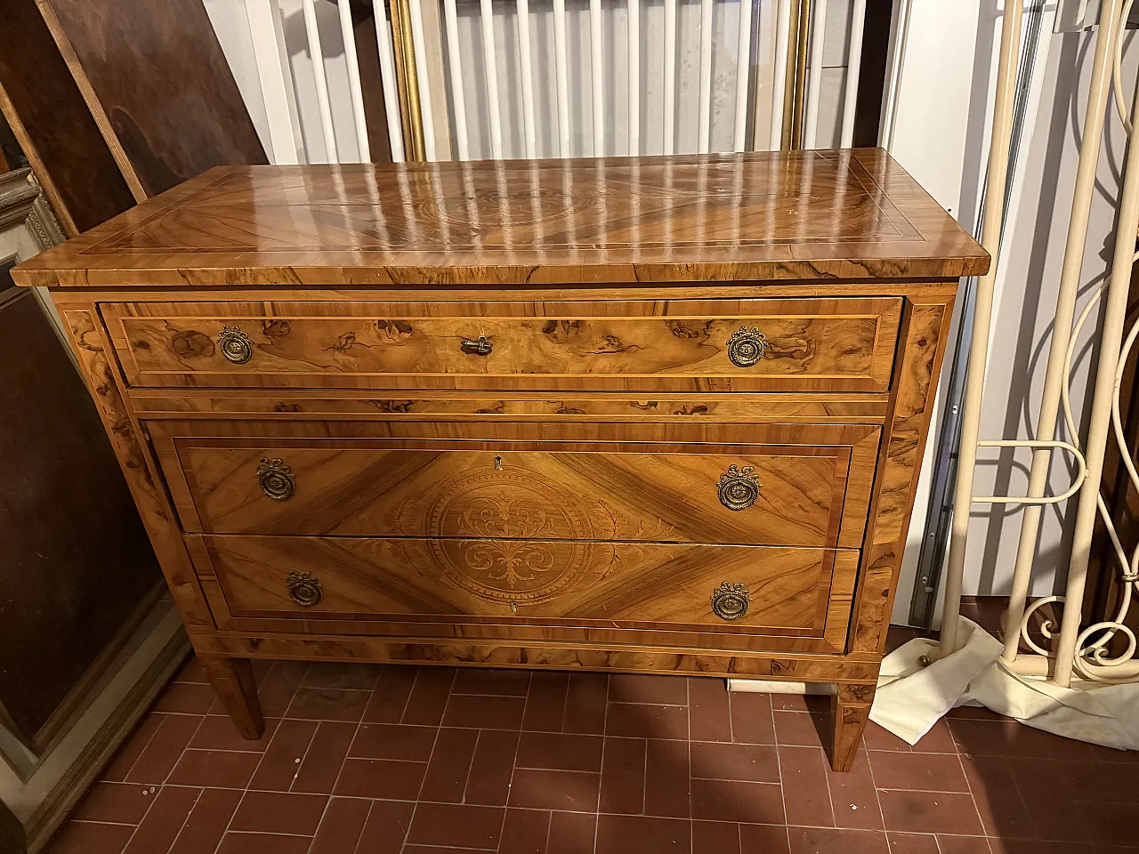 Comò Neoclassico intarsiato in radice di noce, '800 1