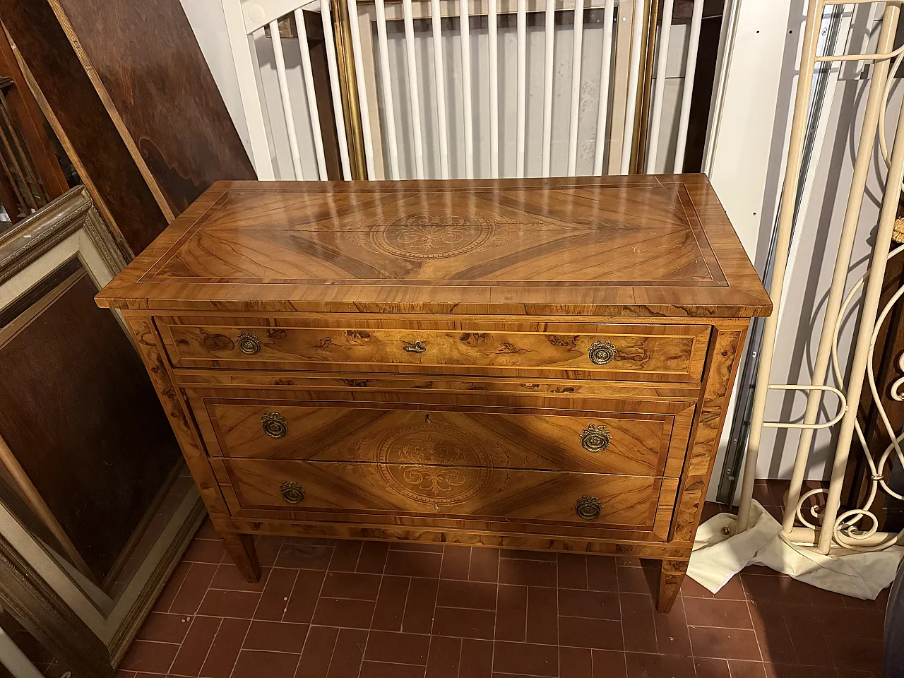 Comò Neoclassico intarsiato in radice di noce, '800 3