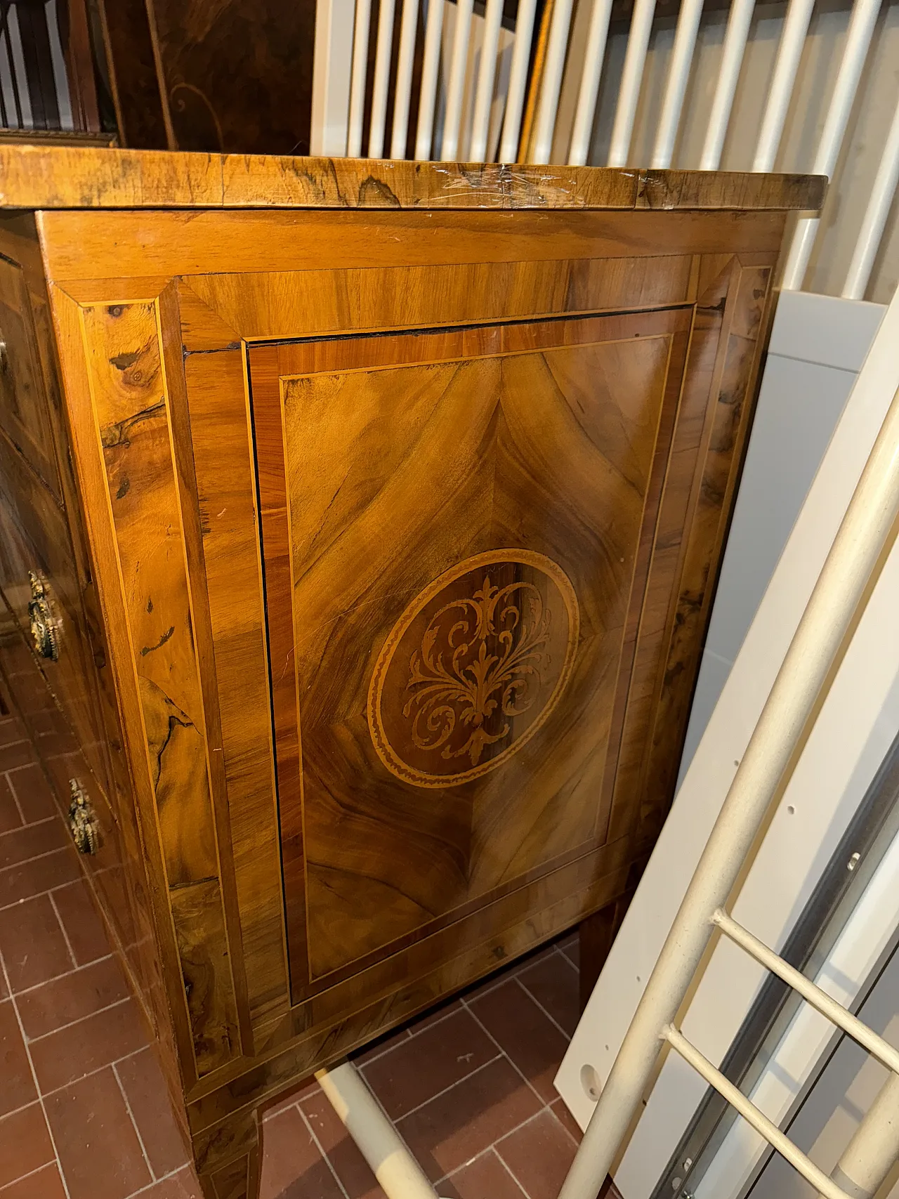 Comò Neoclassico intarsiato in radice di noce, '800 4