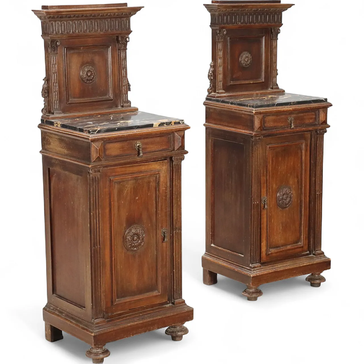 Coppia di comodini neorinascimentali in noce, primo '900 11