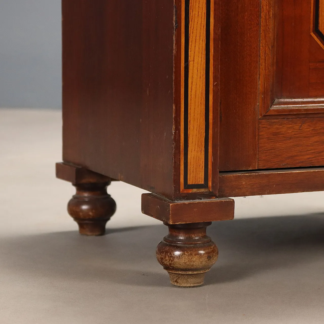 Coppia di comodini impiallacciati in mogano, primo '900 7