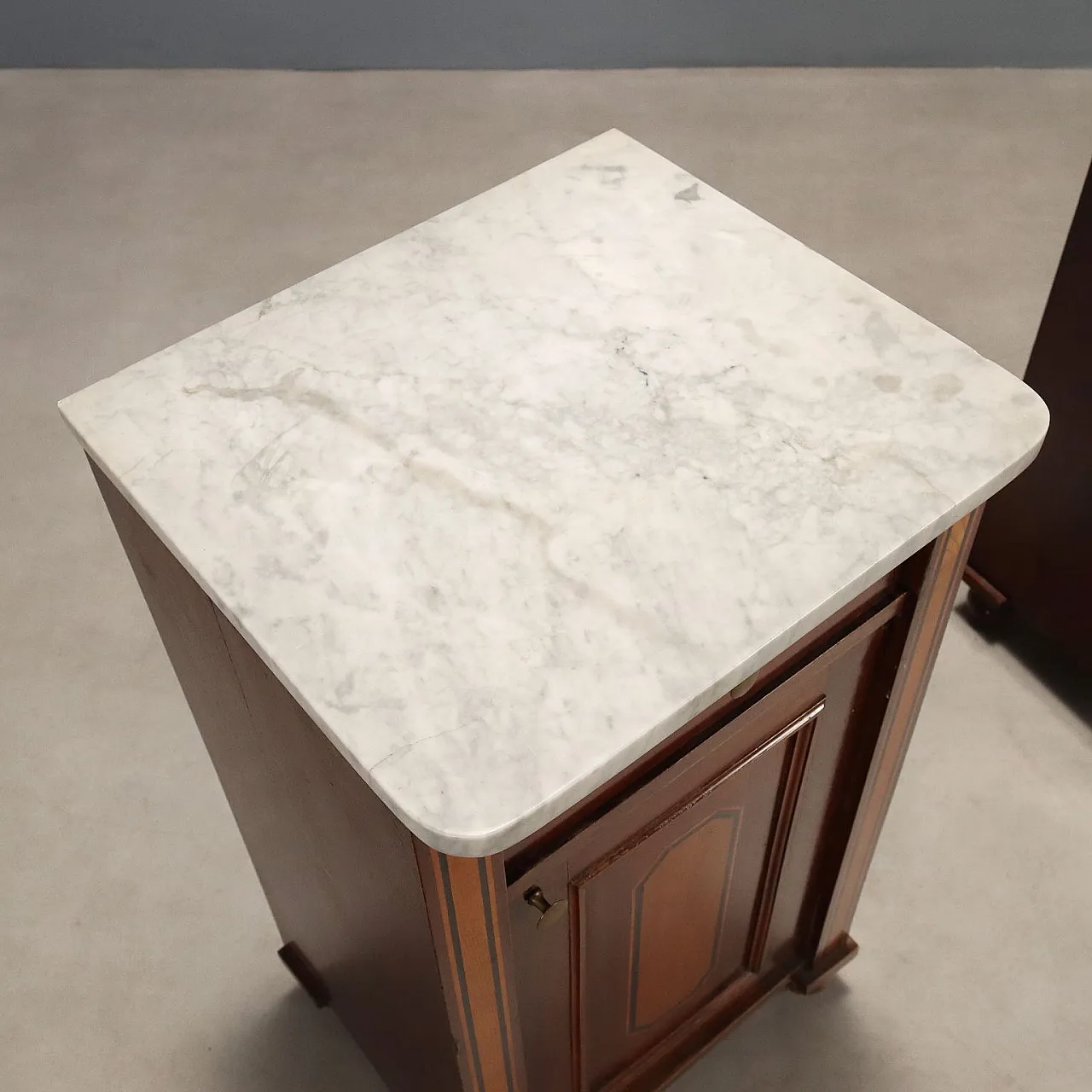 Coppia di comodini impiallacciati in mogano, primo '900 8