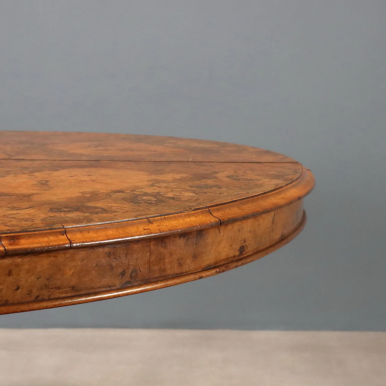 Tavolo in noce con piano impiallacciato in radica di noce, tardo '800 4
