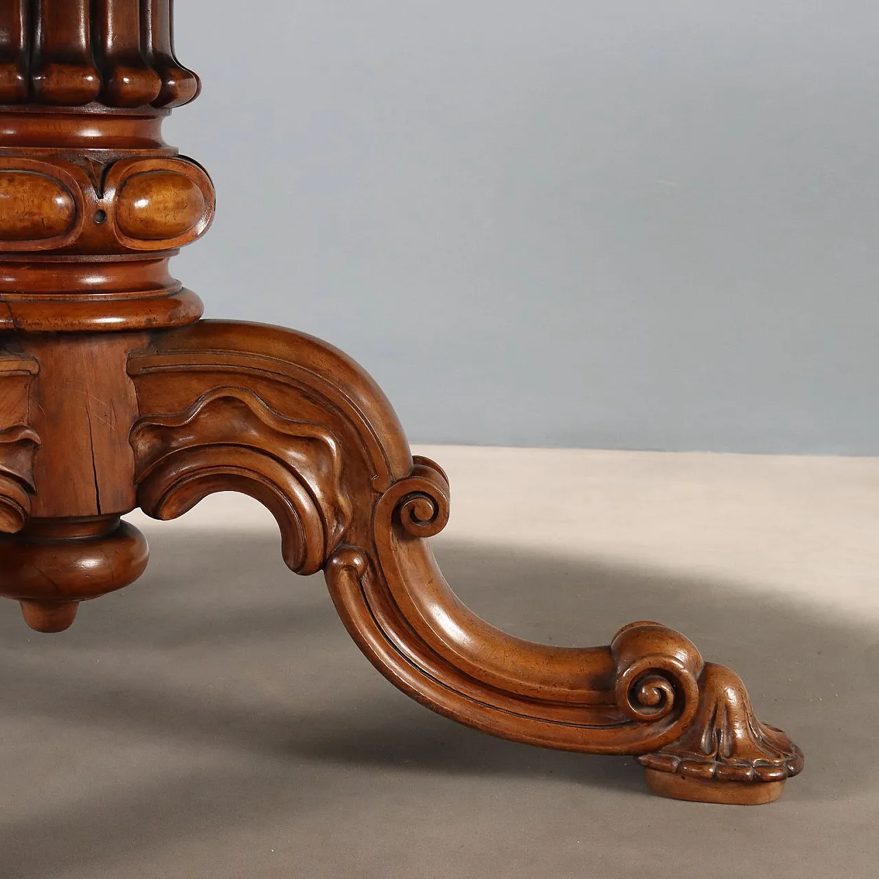 Tavolo in noce con piano impiallacciato in radica di noce, tardo '800 6