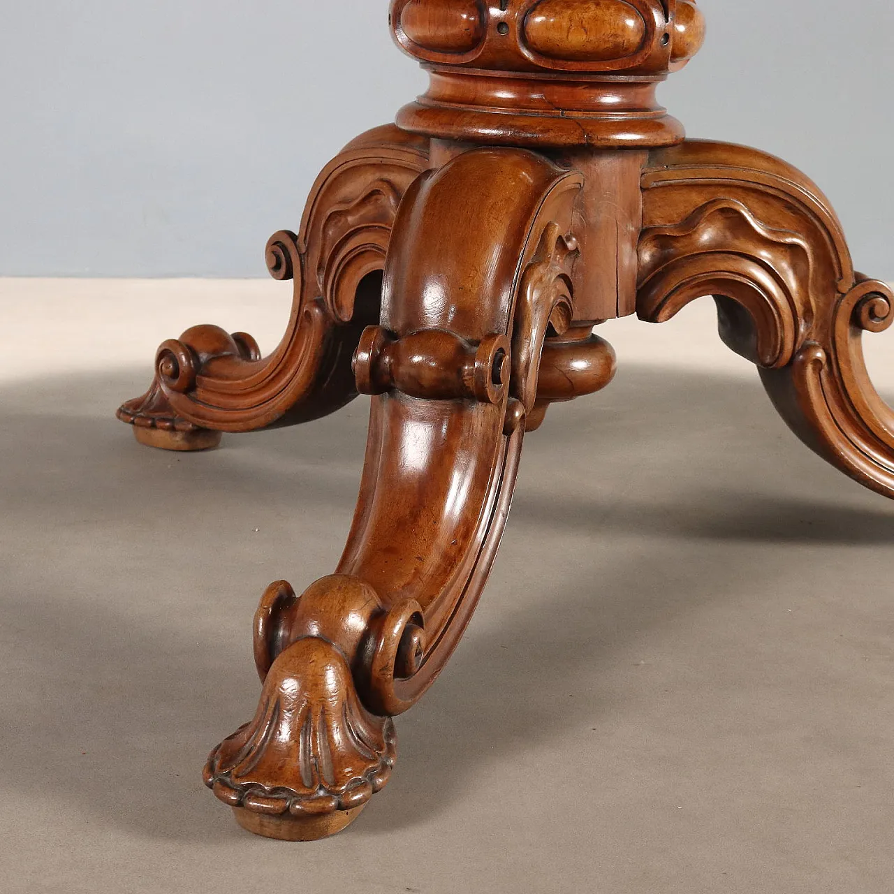 Tavolo in noce con piano impiallacciato in radica di noce, tardo '800 7