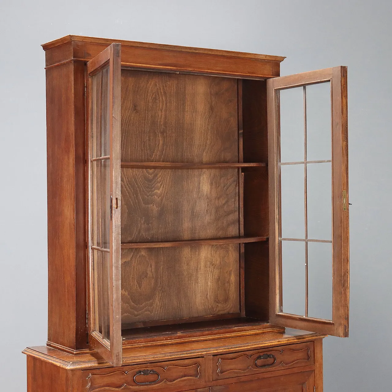 Credenza impiallacciata in noce e vetro, primo '900 4