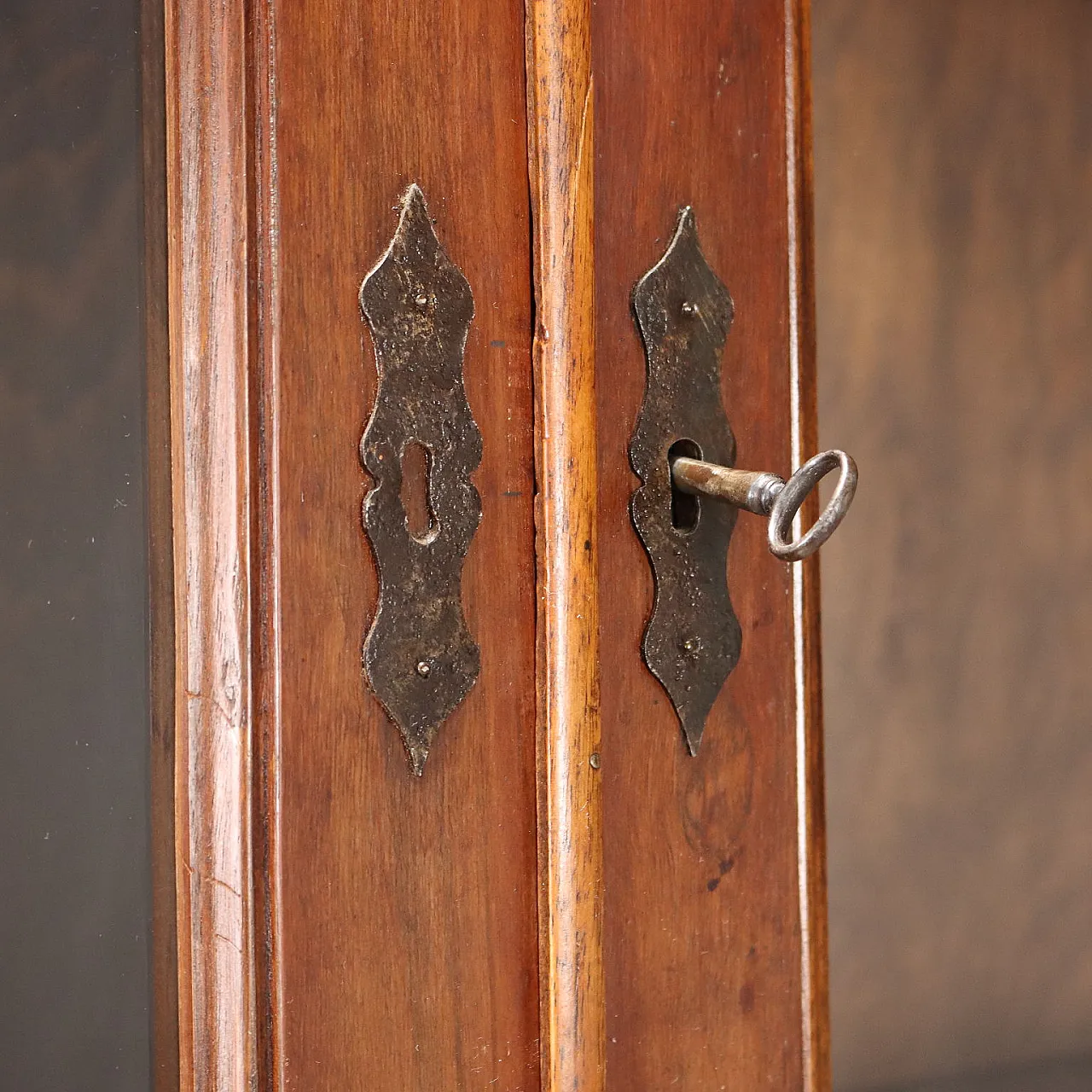 Credenza impiallacciata in noce e vetro, primo '900 7