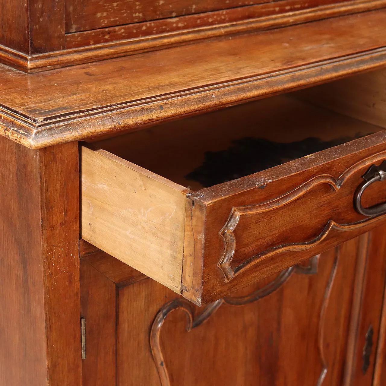 Credenza impiallacciata in noce e vetro, primo '900 8