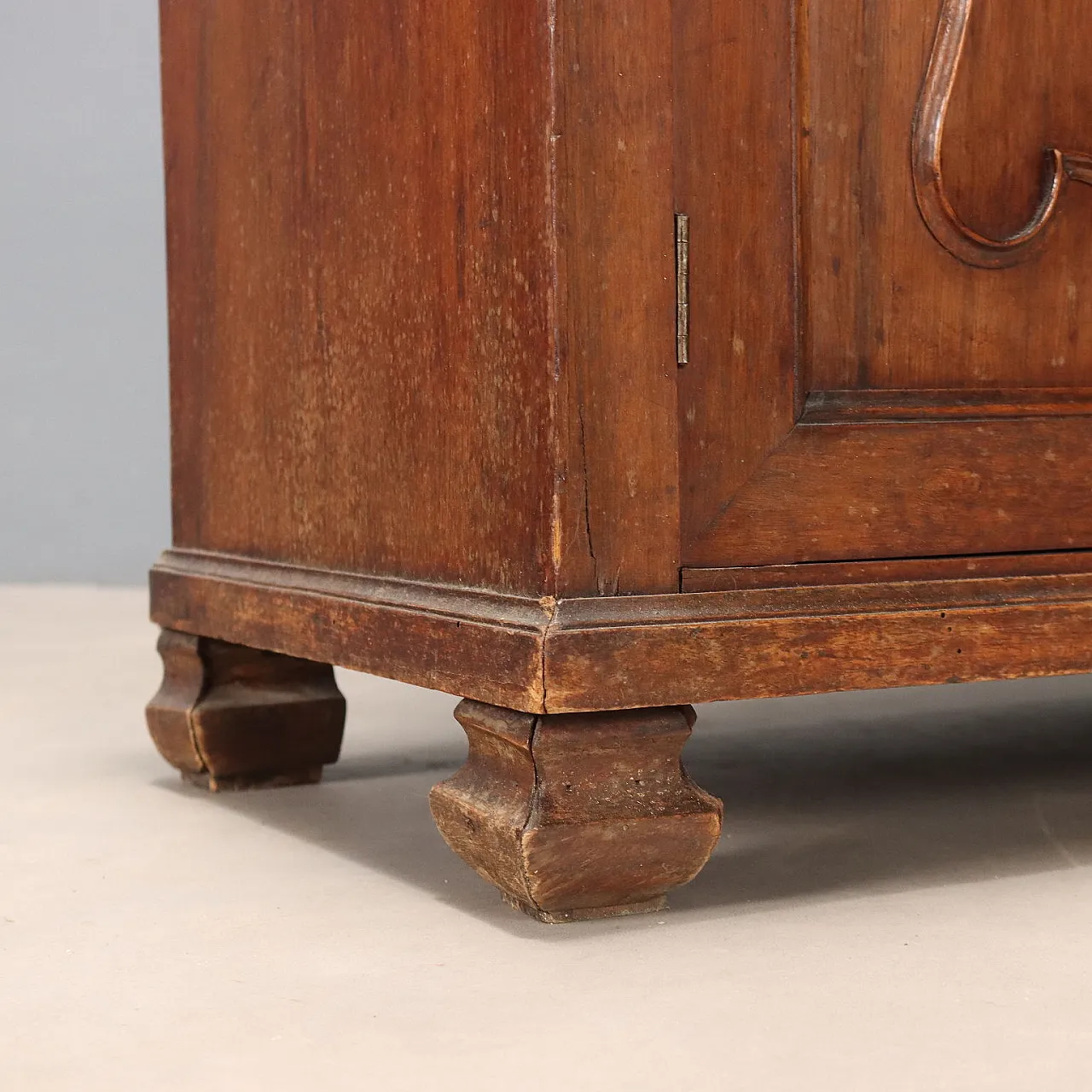 Credenza impiallacciata in noce e vetro, primo '900 10