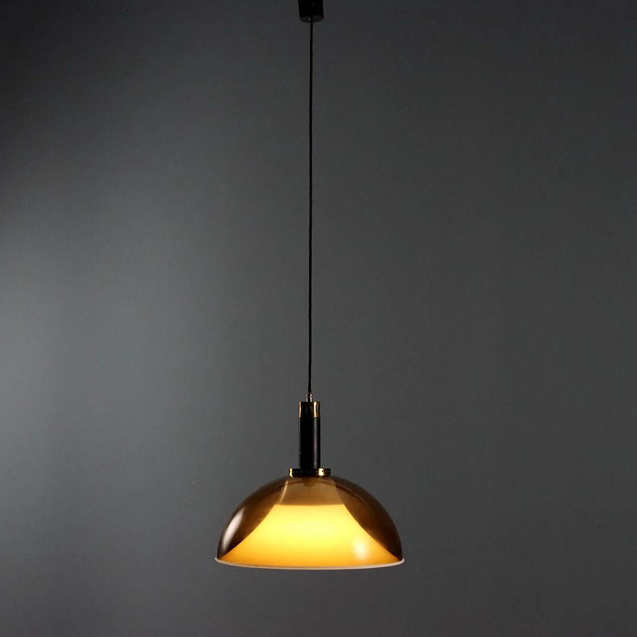 Plafoniera in perspex, metallo smaltato e ottone, '900 1