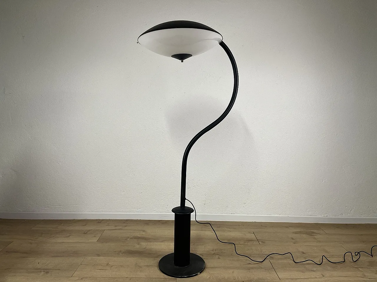 Metal and glass Disc floor lamp, 1960s 9