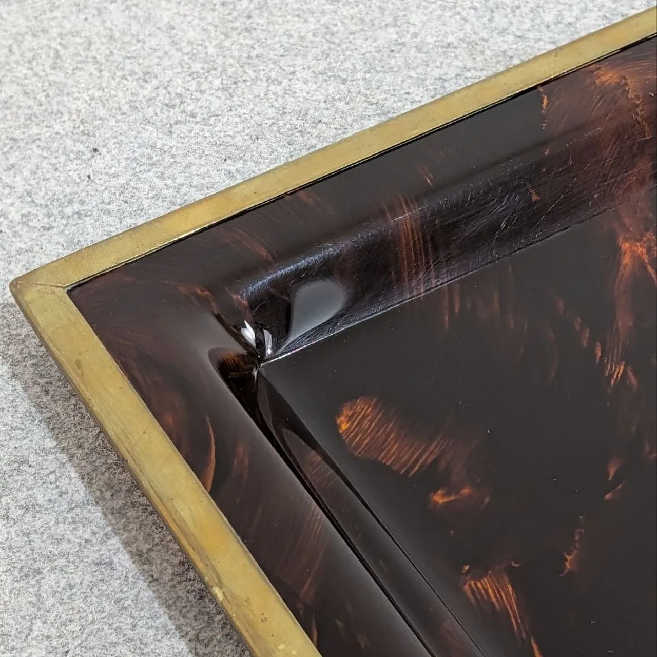 Vassoio in lucite effetto tartaruga e ottone stile Dior, anni ’70 2