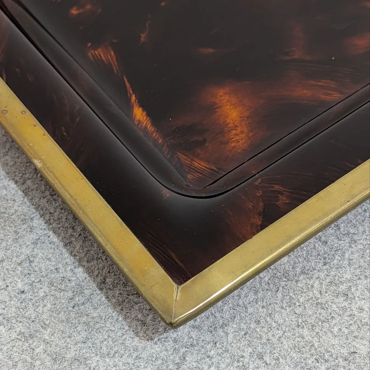 Vassoio in lucite effetto tartaruga e ottone stile Dior, anni ’70 3