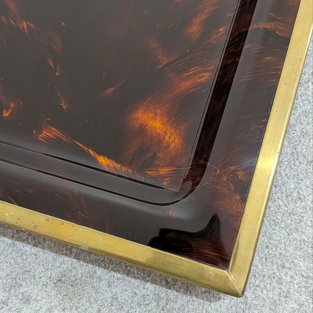 Vassoio in lucite effetto tartaruga e ottone stile Dior, anni ’70 4