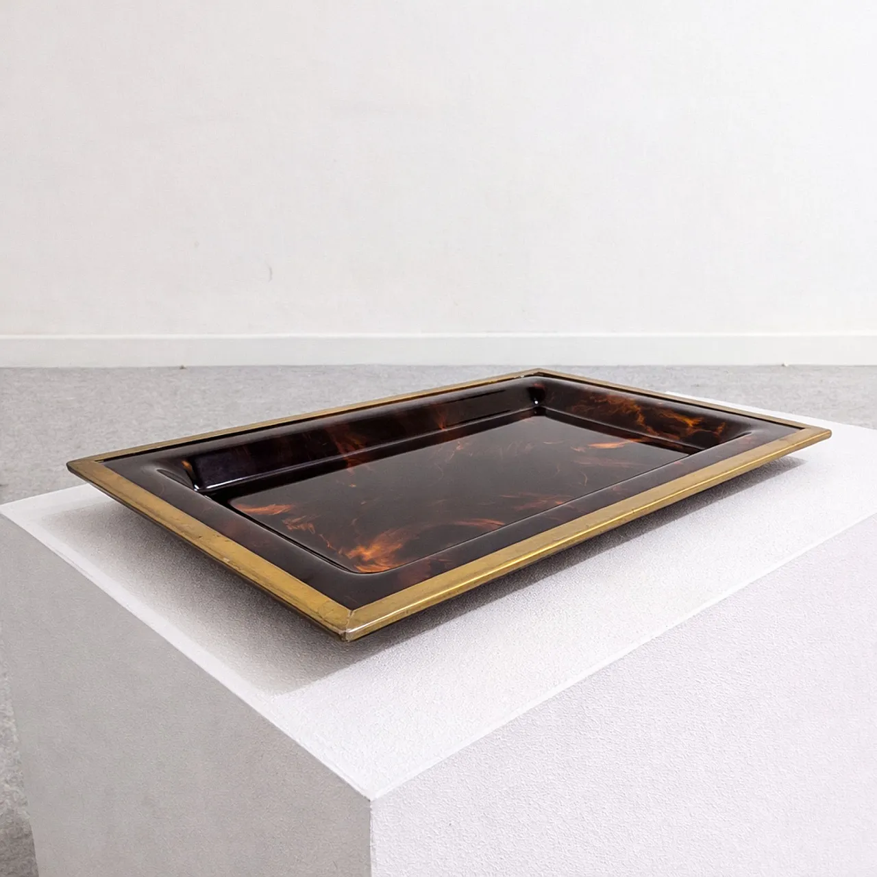 Vassoio in lucite effetto tartaruga e ottone stile Dior, anni ’70 6