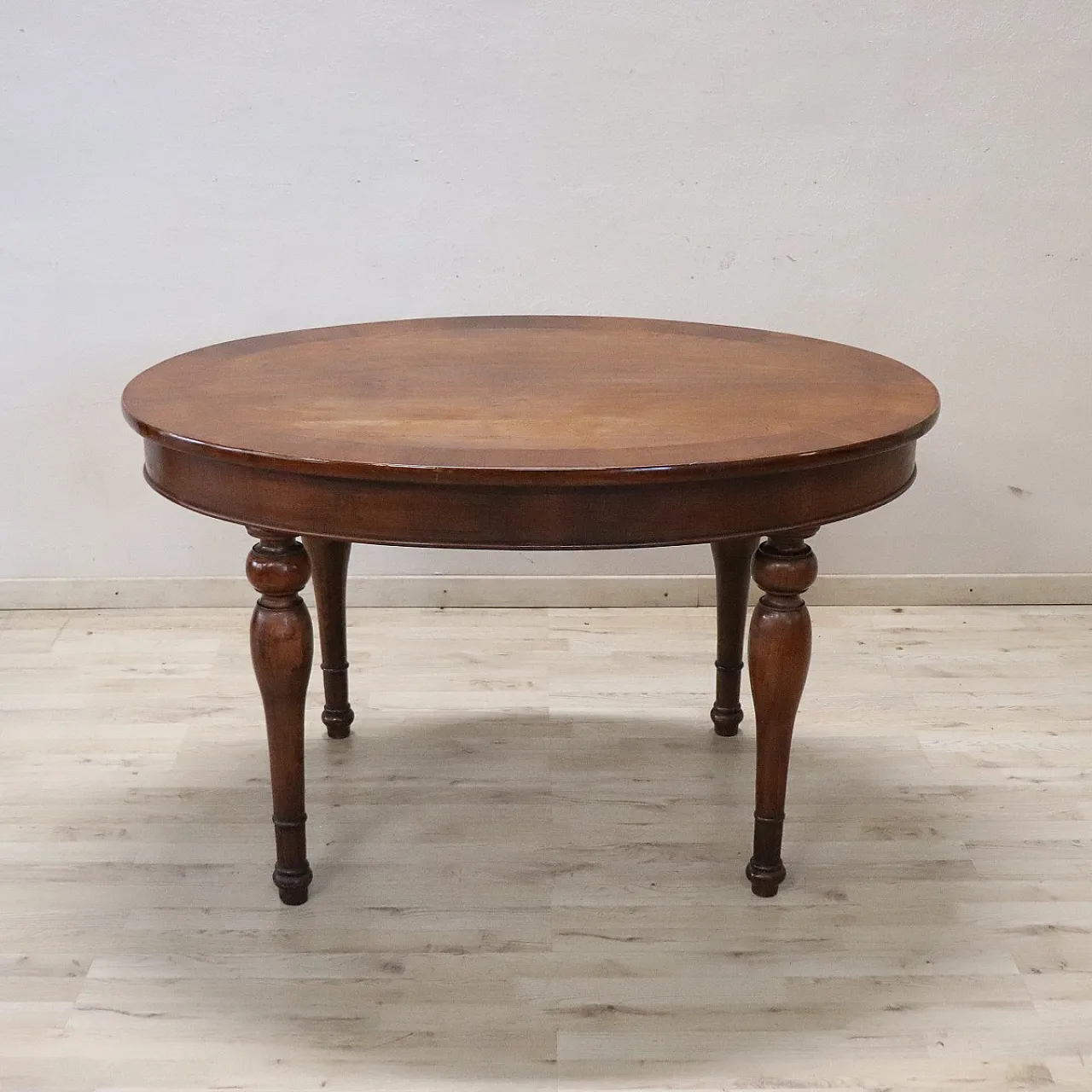 Oval walnut table, mid-19th century 2