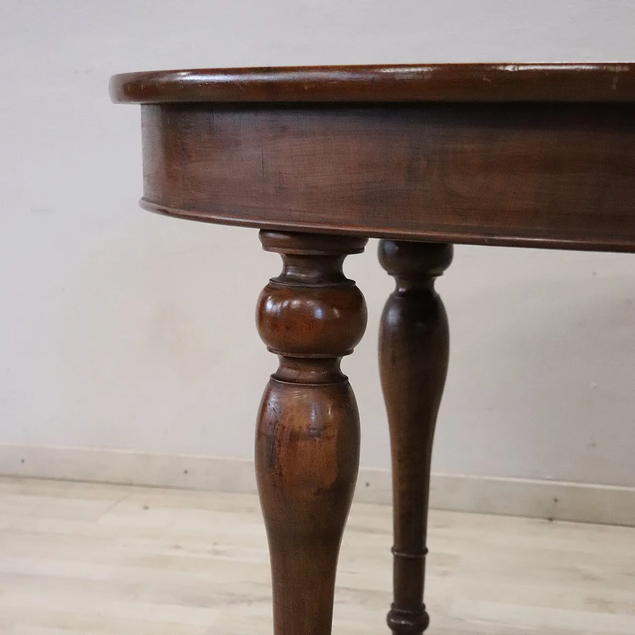 Oval walnut table, mid-19th century 3